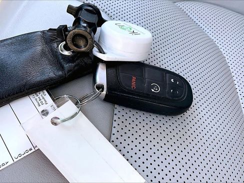 Used 2021 Jeep Cherokee Latitude Lux w/ Mopar Interior Package image 15