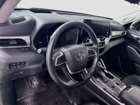 Used 2023 Toyota Highlander Platinum FWD image 9