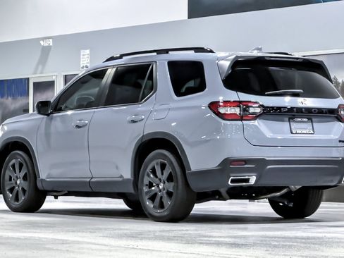 Used 2025 Honda Pilot Sport image 3