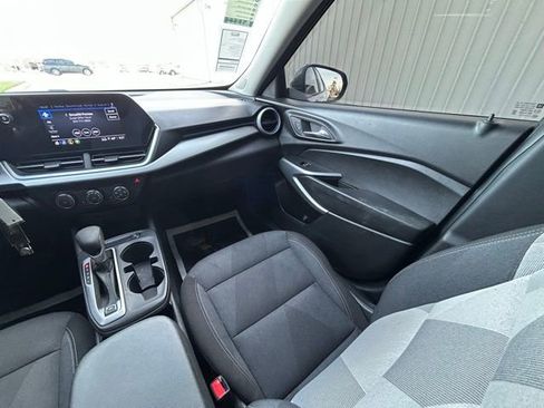 Used 2025 Chevrolet Trax LS w/ LS Convenience Package image 34