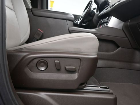 Used 2022 Chevrolet Suburban Z71 w/ Luxury Package image 15