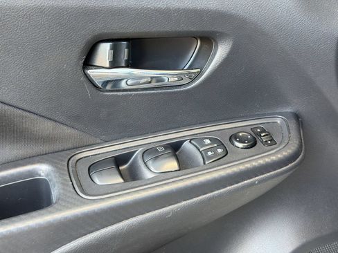 Used 2021 Nissan Versa SV FWD image 13
