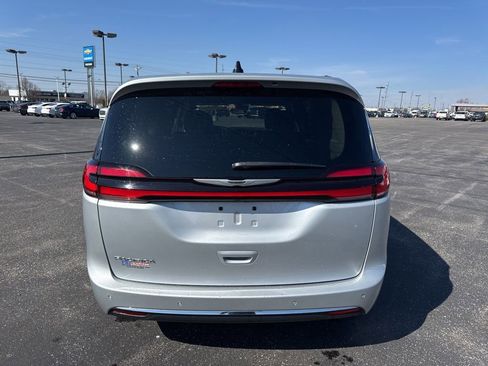 Used 2024 Chrysler Pacifica Touring-L FWD image 10