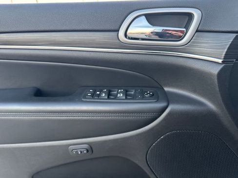 Used 2020 Jeep Grand Cherokee Limited w/ Luxury Group II image 23