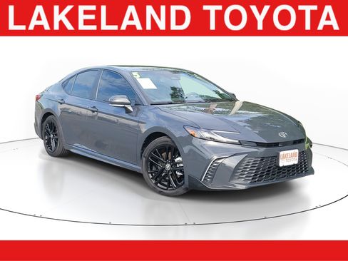 Used 2025 Toyota Camry SE FWD image 1