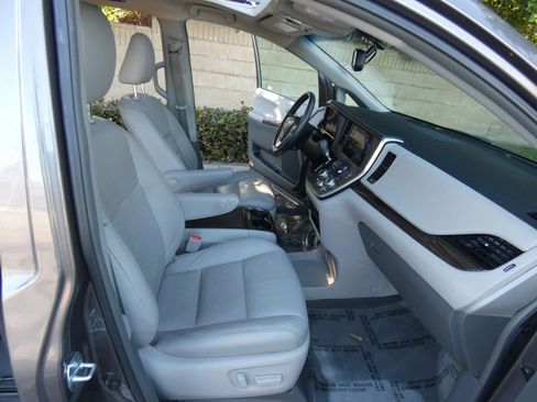 Used 2017 Toyota Sienna XLE image 28