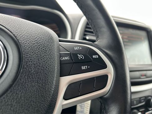 Used 2017 Jeep Cherokee Trailhawk image 32