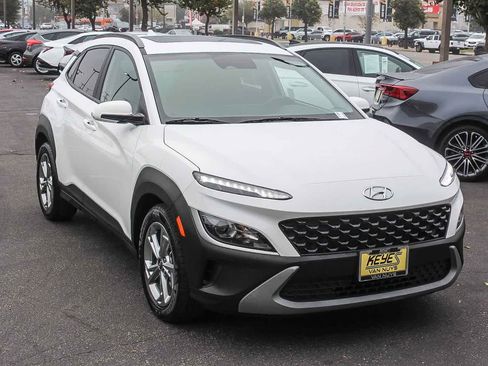 Used 2023 Hyundai Kona SEL w/ Convenience Package FWD image 3