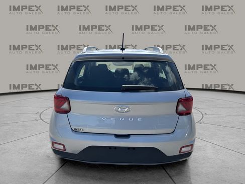 Used 2025 Hyundai Venue SEL FWD image 4