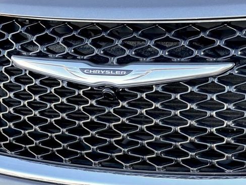 Used 2023 Chrysler Pacifica Touring-L image 3