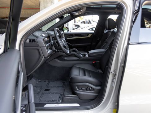 Certified 2025 Porsche Cayenne AWD/4WD image 25