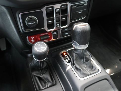 Used 2025 Jeep Gladiator Mojave w/ Safety Group AWD/4WD image 15