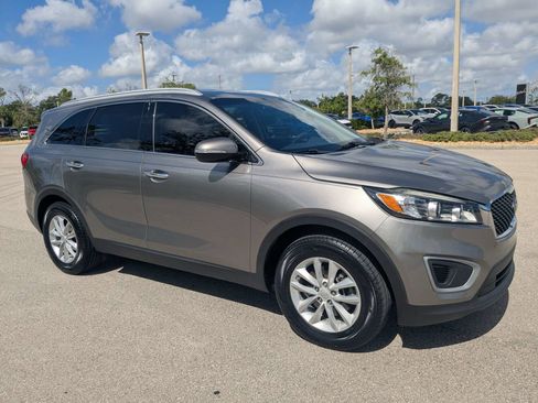 Used 2018 Kia Sorento FWD image 2