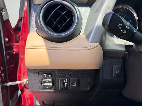 Used 2018 Toyota RAV4 Limited FWD image 29