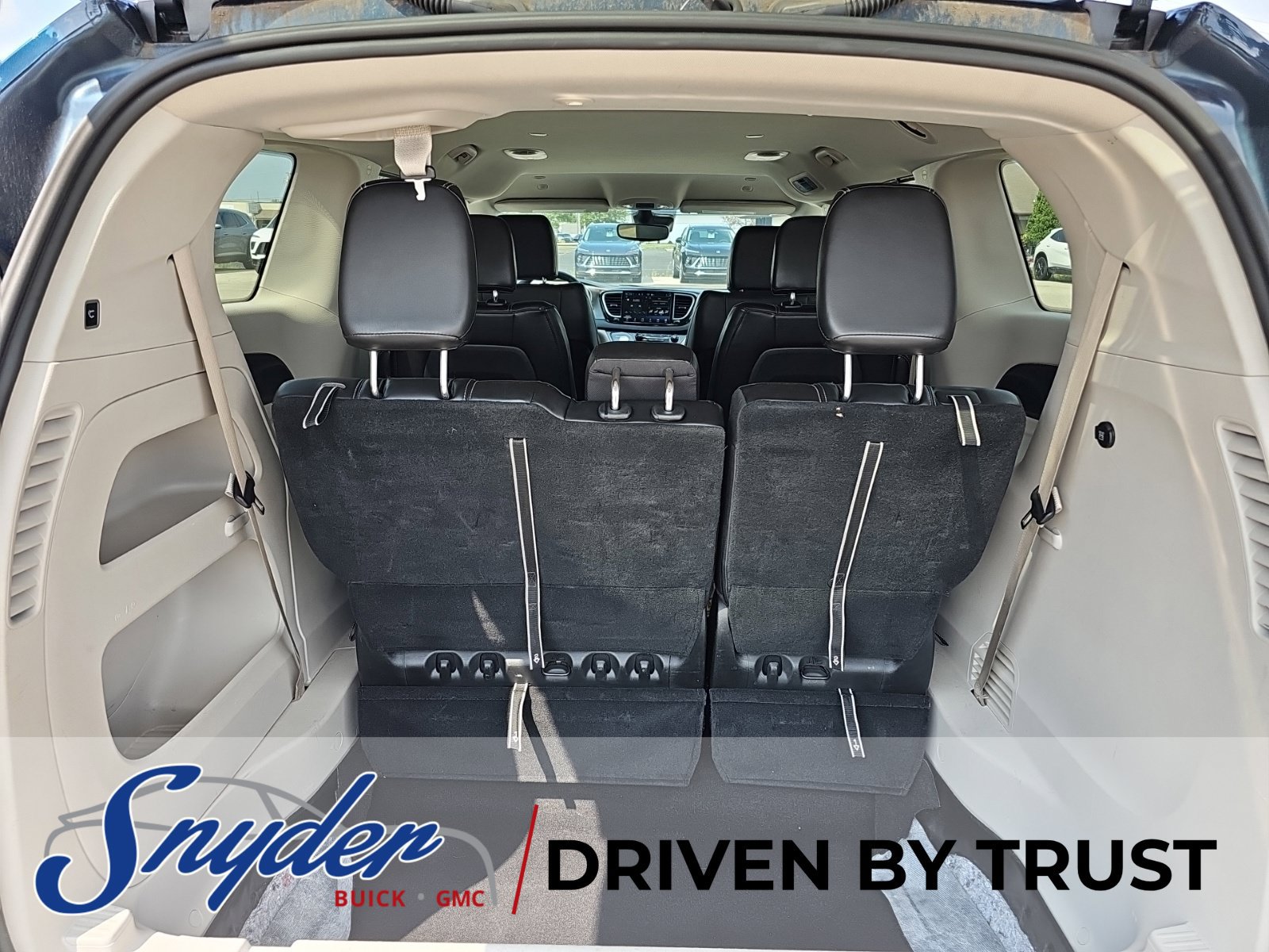Used 2023 Chrysler Pacifica Touring-L FWD image 15