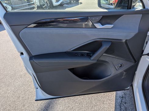 New 2026 Volkswagen Tiguan SE R-Line image 11