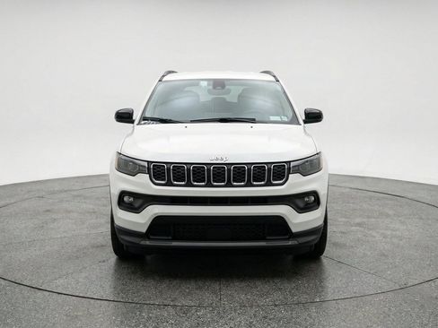 Used 2025 Jeep Compass Latitude AWD/4WD image 2
