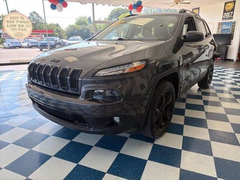 Used 2018 Jeep Cherokee Latitude w/ Altitude Package AWD/4WD image 3