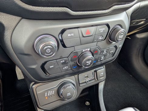 Used 2023 Jeep Renegade Latitude image 16