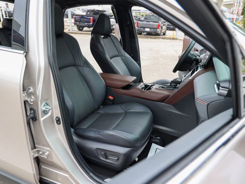 Used 2024 Toyota Venza Limited AWD/4WD image 40