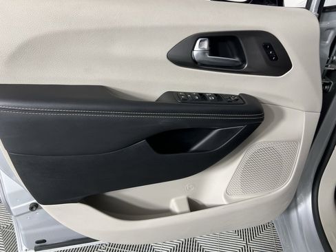 Certified 2024 Chrysler Pacifica Touring-L image 24