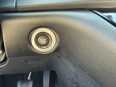 Certified 2025 Chrysler Pacifica Select FWD image 14