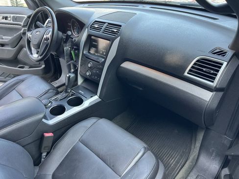Used 2014 Ford Explorer XLT w/ Equipment Group 202A AWD/4WD image 16