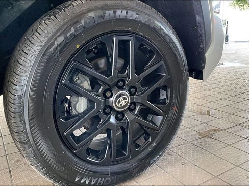 Used 2026 Toyota Tundra Limited AWD/4WD image 33