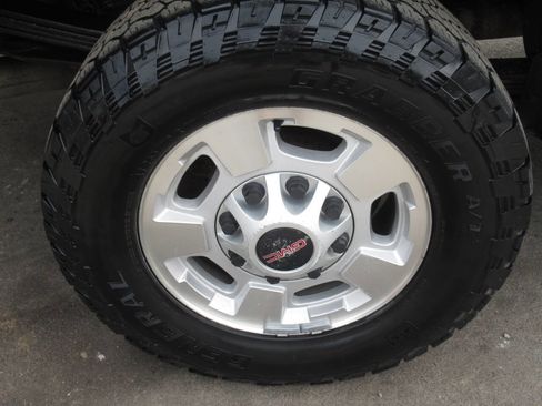 Used 2017 GMC Sierra 2500 SLE w/ Suspension Package, Off-Road AWD/4WD image 10