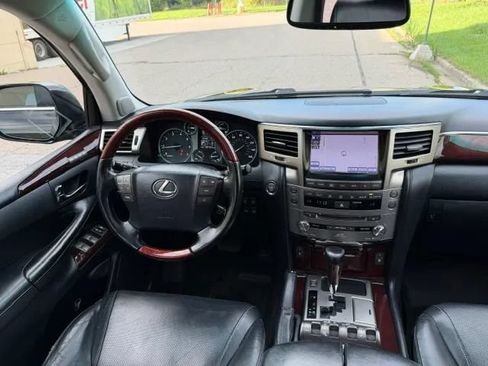 Used 2013 Lexus LX 570 4WD w/ Luxury Pkg image 17