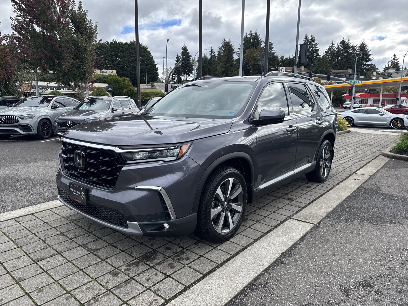 Used 2023 Honda Pilot Touring image 1