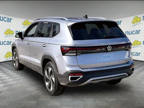 Used 2025 Volkswagen Taos SE w/ Panoramic Sunroof Package image 4