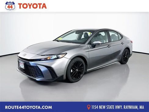 Used 2025 Toyota Camry SE FWD image 1
