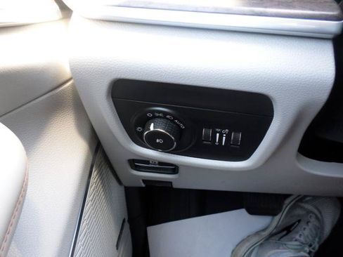 Used 2023 Jeep Grand Cherokee Overland AWD/4WD image 25