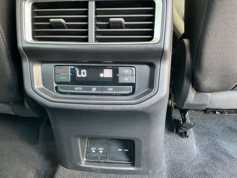 Used 2025 Volkswagen Atlas SE AWD/4WD image 33