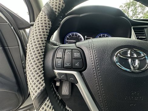 Used 2019 Toyota Highlander XLE AWD/4WD image 49