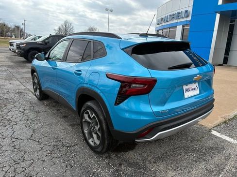 Used 2025 Chevrolet Trax LT image 8