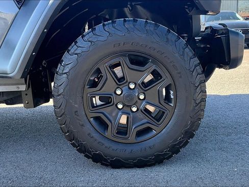 Used 2023 Jeep Gladiator Sport AWD/4WD image 9