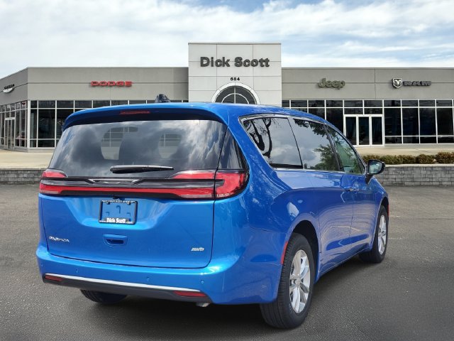 New 2027 Chrysler Pacifica Select AWD/4WD image 5
