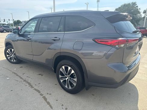 Used 2023 Toyota Highlander XLE AWD/4WD image 5