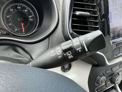 Used 2019 Jeep Cherokee Limited image 27