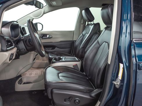 Used 2023 Chrysler Pacifica Touring-L FWD image 7