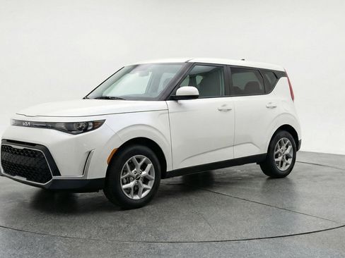 Used 2025 Kia Soul LX w/ LX Technology Package FWD image 3