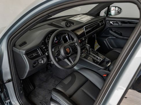 Certified 2025 Porsche Macan image 4