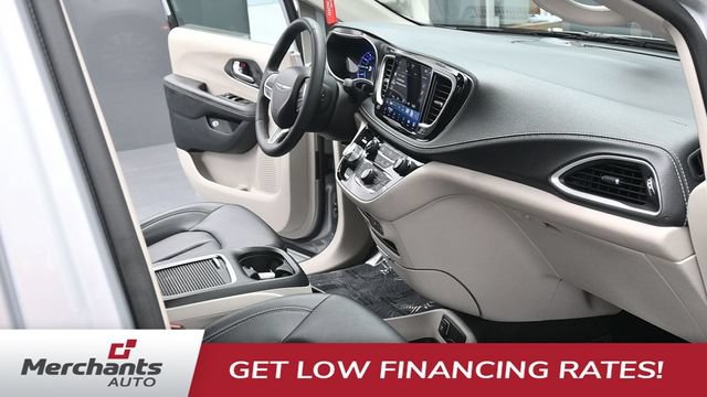 Used 2024 Chrysler Pacifica Limited FWD image 16