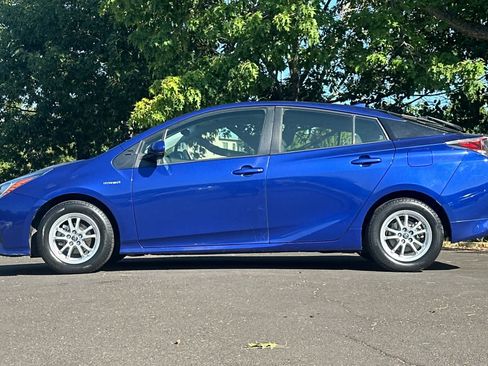 Used 2017 Toyota Prius Two FWD image 5