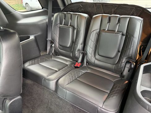 Used 2018 Ford Explorer Platinum image 12