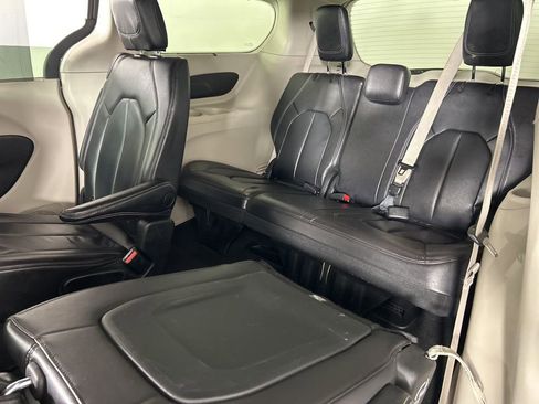 Used 2022 Chrysler Pacifica Touring-L FWD image 31