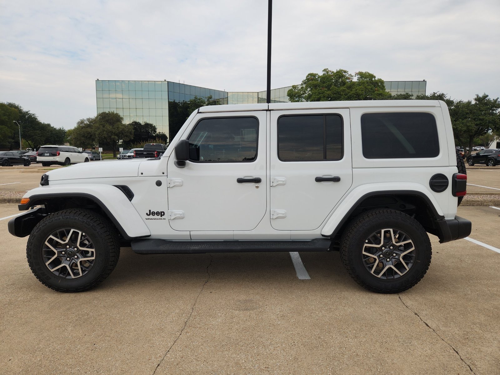 New 2026 Jeep Wrangler Unlimited Sahara AWD/4WD image 3