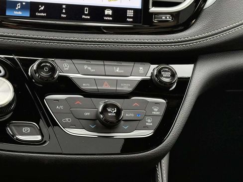 New 2026 Chrysler Pacifica Limited w/ Uconnect Theater Family Group AWD/4WD image 23